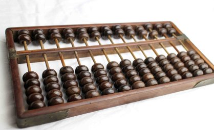 根据《基本医疗保险用药管理暂行办法》和《2020年国家医保药品目录调整工作方案》，关于医保药品目录制定与调整的说法，正确的是（    ）。