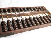 项目经理在两个期限紧迫的项目之间轮替。尽管时间有限，但他决定从这两个项目中收集经验教训。 项目经理应如何收集经验教训?