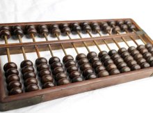 甲、乙、丙、丁四人共同出资成立瀚林公司，协商制定公司章程时甲未出席，乙、丙、丁一致同意且于章程中签字，乙伪造了甲的签字。公司成立后，四股东协商一致共同签署一协议，就股东之间的权利义务等事宜进行了约定，下列说法正确的是（       ）。