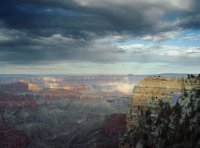 甲喝醉后在家发酒疯。随手将笔记本电脑从15楼扔出家外，砸中在小区散步的王某，致其重伤。甲的行为应认定为（  ）。