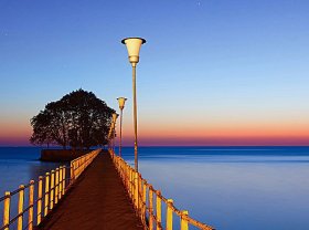 下列各项中，通常不能应对与会计估计相关的重大错报风险的是（）。