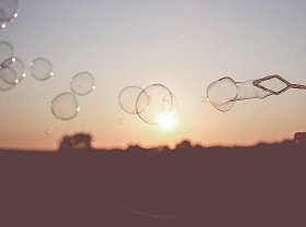 ２０×９年１月１日，甲公司与乙公司签订租赁合同，将其一栋物业租赁给乙公司作为商场使用。根据合同约定，物业的租金为每月５０万元，于每季末支付，租赁期为５年，自合同签订日开始算起，租赁期首３个月为免租期，乙公司免予支付租金，如果乙公司每年的营业收入超过１０亿元，乙公司应向甲公司支付经营分享收入１００万元。乙公司２０×９年度实现营业收入１２亿元。甲公司认定上述租赁为经营租赁。不考虑增值税及其他因素，上述交易对甲公司２０×９年度营业利润的影响金额是（　　）万元。