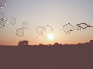 2016年7月甲上市公司收购乙公司100%的股权，本次重组构成重大资产重组，根据丁资产评估机构对本次重组出具的资产评估报告，乙公司2016年、2017年、2018年预计实现净利润分别为1亿元、1.5亿元、2亿元。2016年、2017年、2018年乙公司实际实现净利润分别为0.7亿元、1.3亿元、1.9亿元，不考虑事前无法获知且事后无法控制的原因及其他因素，下列说法正确的是（     ）。