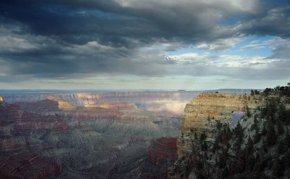 甲国公民汉斯是因公务来华的外国人，在北京居住满两年。根据中国法律和司法实践，下列说法正确的有（           ）。