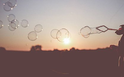 患者,女,69岁,近一个月出现入睡困难,白天有头昏,疲倦等不适感,尝试非药物治疗无改善,推荐的药物治疗方案是(   )。