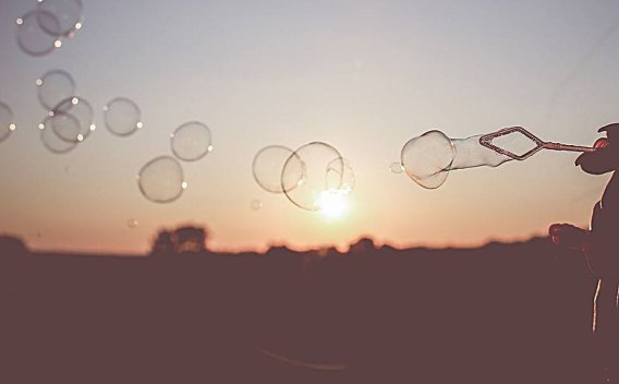 根据《基本医疗保险用药管理暂行办法》和《2020年国家医保药品目录调整工作方案》,关于医保药品目录制定与调整的说法,正确的是(    )。