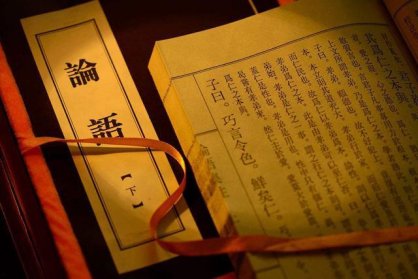 某女。40岁，患风湿痹痛3年，近日又见乳痈肿痛，治当祛风通络、化痰解毒，宜选用的药是（ ）。