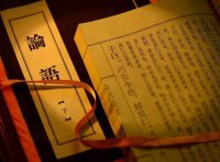 甲喝醉后在家发酒疯。随手将笔记本电脑从15楼扔出家外,砸中在小区散步的王某,致其重伤。甲的行为应认定为( )。