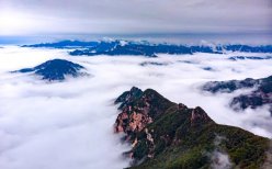 企业在生产中为生产工人发放安全头盔所产生的费用，应计入（   ）。