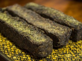 甲公司为啤酒生产企业，为答谢长年经销其产品的代理商，经董事会批准，2×16年为过去3年达到一定销量的代理商每家免费配备一台冰箱。按照甲公司与代理商的约定。冰箱的所有权归甲公司，在预计使用寿命内免费提供给代理商使用。甲公司不会收回，亦不会转作他用。甲公司共向代理商提供冰箱500台，每台价值1万元，冰箱的预计使用寿命为5年，预计净残值为零。甲公司对本公司使用的同类固定资产采用年限平均法计提折旧。不考虑其他因素，下列各项关于甲公司免费提供给代理商使用冰箱会计处理的表述中，正确的是（  ）。