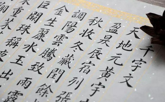 2×14年1月1日,甲公司通过向乙公司股东定向增发1500万股普通股(每股面值为1元,市价为6元),取得乙公司 80%股权,并控制乙公司,另以银行存款支付财务顾问费 300万元。双方约定,如果乙公司未来 3 年平均净利润增长率超过 8%,甲公司需要另外向乙公司股东支付 100万元的合并对价;当日,甲公司预计乙公司未来3年平均净利润增长率很可能达到10%。该项交易前,甲公司与乙公司及其控股股东不存在关联关系。不考虑其他因素,甲公司该项企业合并的合并成本是( )万元。