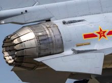 关某承租了郝某的房子，自己购买了家具，电视机是郝某房屋原有的。租期到期前两个月关某提出不续租，想要把自己买的家具2000元卖给郝某，郝某当场同意。后来关某搬离房屋，留下了家具，并带走了电视机。后郝某认为家具不值2000元，于是提出给乙转1000元，并要求关某返还电视。下列说法正确的有（       ）。