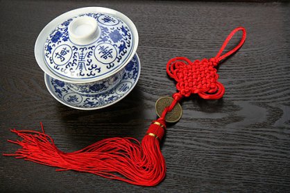 因抑制血管内皮前列腺素生成,使血管内前列腺素和血小板中血栓素动态平衡失调,而致血栓风险增加的非甾体抗炎药是( )。