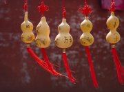 在准备工作分解结构(WBS)时，项目经理识别到可能存在成本超支。项目经理应使用什么工具或技术来获得三点估算?