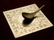 在项目执行期间，项目经理确定沟通与沟通管理计划不符。项目经理应该怎么做?