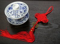 在互联网上有偿提供制毒工艺视频，乙从甲处购买了该视频。并根据视频中的工艺试制少量毒品，后被抓获。甲的行为应认定为（  ）。