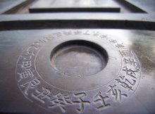 王某要买房，与甲房地产中介公司签订了看房协议约定：王某不得直接跟房主交涉，否则将承担赔偿责任。王某再三考虑后，跟甲公司签订了看房协议。下列说法错误的有 （      ）。