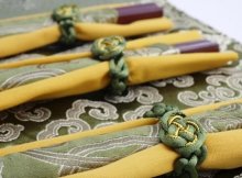 甲在一网上商城看到一款液晶电视，产品说明页中明确标记为“7天无理由退货”，甲购买了一台液晶电视，1月1日收到货并安装使用，1月3号发现电视四角漏光，甲检查时还发现漏电现象。甲以此为由向店家主张退货。店家说需要甲先对电视机质量进行检验，甲于1月13日收到检验报告说电视机质量合格。店家主张不符合退货条件故不能退货，下列说法正确的有（     ）。