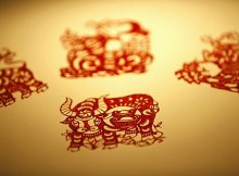 甲、乙涉嫌共同抢夺。经审理，一审法院判处甲有期徒刑3年、乙有期徒刑2年。检察院以对甲量刑过轻为由提起抗诉。甲、乙均没有上诉。关于本案二审程序，下列哪些选项是不正确的？（        ）