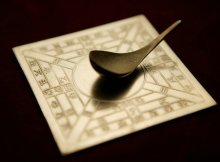 我国作家甲创作完成小说《网》，出版后大卖，甲因此获得15万元稿酬，用该笔稿酬购买了一辆环保电动汽车。后该小说在国外获奖，由某国际组织发放奖金20万元，被外国A电影公司购买了改编权获得该公司支付的特许权使用费150万元。下列关于甲纳税的相关说法中正确的是（      ）。