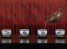 甲公司租用了乙公司的商铺，然后把商铺沿街的墙改造成玻璃墙，丙开车撞上去了，将该玻璃墙撞碎。下列说法正确的有（   ）。