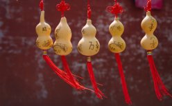 甲公司在编制2×17年度财务报表时，发现2×16年度某项管理用无形资产未摊销，应摊销金额20万元，甲公司将该20万元补记的摊销额计入了2×17年度的管理费用。甲公司2×16年和2×17年实现的净利润分别为20 000万元和18 000万元不考虑其他因素，甲公司上述会计处理体现的会计信息质量要求是（）。