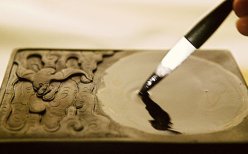 甲公司服装事业部的经营持续严重亏损。2014年初,甲公司决定关闭服装事业部并进行清算。消息一传出,立即引发了职工的抗议。当地政府要求甲公司就职工补偿和重新安置提出方案。甲公司股东则担心其服装生产线专用性程度高难以对外出售。甲公司关闭服装事业部碰到的退出障碍有 ( ) 。