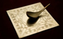 2×15 年1月3日，甲公司经批准按面值发行优先股，发行的票面价值总额为 5000万元。优先股发行方案规定，该优先股为无期限、浮动利率、非累积、非参与。设置了自发行之日起5年期满时，投资者有权要求甲公司按票面价值及票面价值和基准利率计算的本息合计金额赎回，优先股的利率确定为：第 1个5年按照发行时基准利率确定，每5年调整一次利率。调整的利率为前 1 次利率的基础上增加 300个 BP，利率不设上限。优先股股利由董事会批准后按年支付，但如果分配普通股股利，则必须先支付优先股股利。不考虑其他因素，下列关于甲公司发行优先股可以选择的会计处理有（ ）。