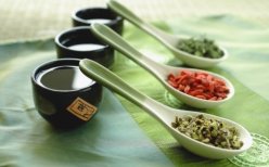 然达公司是合成橡胶、合成树脂等石化类产业的龙头企业。2017年，该公司启动新的战略变革，将公司在原产业领域积累紧的高分子技术应用到光化学和有机合成化学领域，使业务内容扩大到半导体制造材料、显示器材料等领域，同时进行了广泛的组织结构调整。此次战略变革得到公司上下一致认同和支持。该公司处理企业战略稳定性与文化适应性的关系时应（  ）。