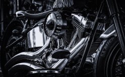 甲公司拟发行可转换债券,当前等风险普通债券的市场利率为5%,股东权益成本为7%。甲公司的企业所得税税率为20%。要使发行方案可行,可转换债券的税前资本成本的区间为( )。