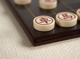 在管理沟通中,项目经理希望通过非正式组织来解决问题,影响相关方的行动,他应该使用以下哪项人际关系和团队技能?( )