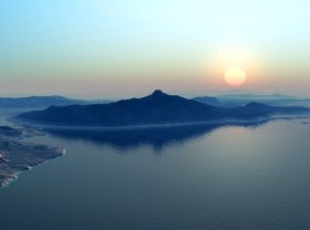 甲公司为上市公司，2×16年期初发行在外普通股股数为8000万股，当年度，甲公司合并财务报表中归属于母公司股东的净利润为4600万元，发生的可能影响其发行在外普通股股数的事项有：（1）2×16年4月1日，股东大会通过每10股派发2股股票股利的决议并于4月12日实际派发，（2）2×16年11月1日，甲公司自公开市场回购本公司股票960万股，拟用于员工持股计划。不考虑其他因素，甲公司2×16年基本每股收益是（  ）。