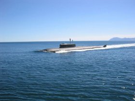 2×17年1月1日，甲公司经批准发行10亿元优先股，发行合同规定：①期限5年，前5年票面年利率固定为6%，从第6年起，每5年重置一次利率，重置利率为基准利率加上2%，最高不超过9%；②如果甲公司连续3年不分派优先股股利，投资者有权决定是否回售；③甲公司可根据相应的议事机制决定是否派发优先股股利（非累计），但如果分配普通股股利，则必须先支付优先股股利；④如果因甲公司不能控制的原因导致控股股东发生变更的，甲公司必须按面值赎回该优先股。不考虑其他因素，下列各项关于甲公司上述发行优先股合同设定的条件会导致优先股不能分类为所有者权益的因素是（）。