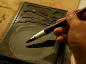 下列关于产业内战略群组分析的表述中，正确的是  (   )  。