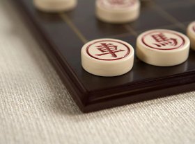 甲公司从 2×10 年开始，受政府委托进口医药类特种丙原料，再将丙原料销售给国内生产企业，加工出丁产品并由政府定价后销售给最终用户，由于国际市场上丙原料的价格上涨，而国内丁产品的价格保持不变，形成进销价格倒挂的局面。2×14 年之前，甲公司销售给生产企业的丙原料以进口价格为基础定价，国家财政弥补生产企业产生的进销差价；2×14 年以后，国家为规范管理，改为限定甲公司对生产企业的销售价格，然后由国家财政弥补甲公司的进销差价。不考虑其他因素，从上述交易的实质判断，下列关于甲公司从政府获得进销差价弥补的会计处理中，正确的是（ ）。