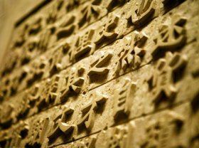 对于在某一时点履行的履约义务，企业应当在客户取得相关商品控制权时确认收入。在判断客户是否取得商品的控制权时，企业应当考虑的迹象有（）。