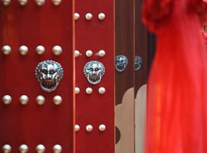 根据企业会计准则相关规定，不考虑其他因素的影响，下列各公司为甲公司关联方的是（        ）。