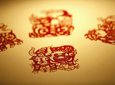 某建筑公司设有集团财务部、设计部、规划部、工程部、物资部、行政部这6个主要部门,当公司承接一个建设项目时由设计部、规划部、工程部、物资部、行政部各抽调人员组成项目小组进行项目开发和实施。该建筑公司所采取的组织结构为()。