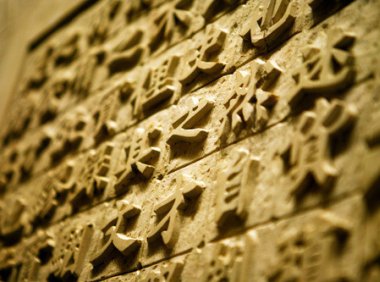 甲公司20×8年5月通过非同一控制下企业合并的方式取得乙公司60%的股权,并能够对乙公司实施控制。甲公司因该项企业合并确认了商誉7200万元。20×8年12月31日,乙公司可辨认净资产的账面价值为18000万元,按照购买日的公允价值持续计算的金额为18800万元。甲公司将乙公司认定为一个资产组,确定该资产组在20×8年12月31日的可收回金额为22000万元。经评估,甲公司判断乙公司资产组不存在减值迹象。不考虑其他因素,甲公司在20×8年度合并财务报表中应确认的商誉减值损失金额是(  )万元。