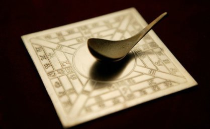 根据《基本医疗保险用药管理暂行办法》和《2020年国家医保药品目录调整工作方案》,关于医保药品目录制定与调整的说法,正确的是(    )。