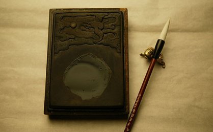 某男，10岁，突发腹绞痛，乡村医生诊为蛔虫腹痛，建议自取花椒适量治疗，此药除杀虫止痛外，还能（ ）。