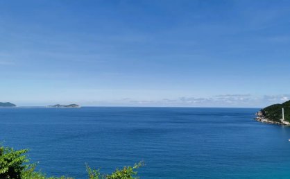 根据《国际海洋法公约》，甲国在其专属经济区采取以下哪一种行为是符合公约的？（）